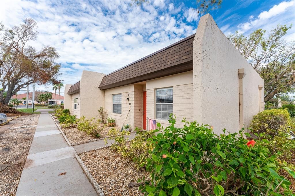 Recently Sold: $197,000 (2 beds, 2 baths, 884 Square Feet)