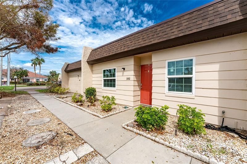 Recently Sold: $197,000 (2 beds, 2 baths, 884 Square Feet)