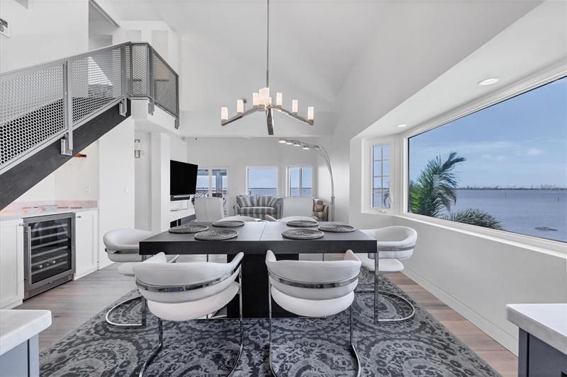 Dining & Living Room have panaramic views of the Intracoastal
