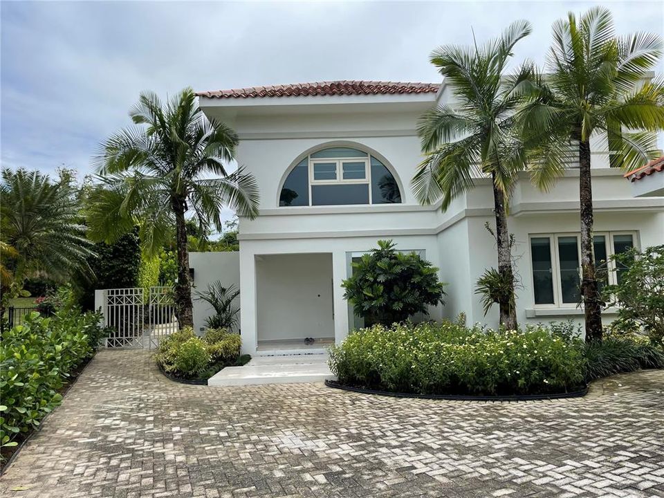 Recently Sold: $4,700,000 (5 beds, 5 baths, 4949 Square Feet)