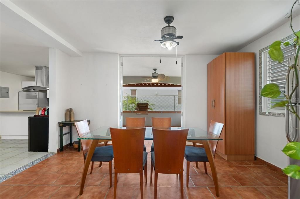 Vendido Recientemente: $300,000 (4 camas, 2 baños, 1909 Pies cuadrados)