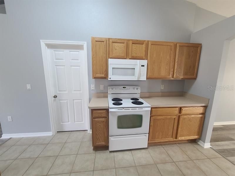 Recently Rented: $1,900 (3 beds, 2 baths, 1655 Square Feet)