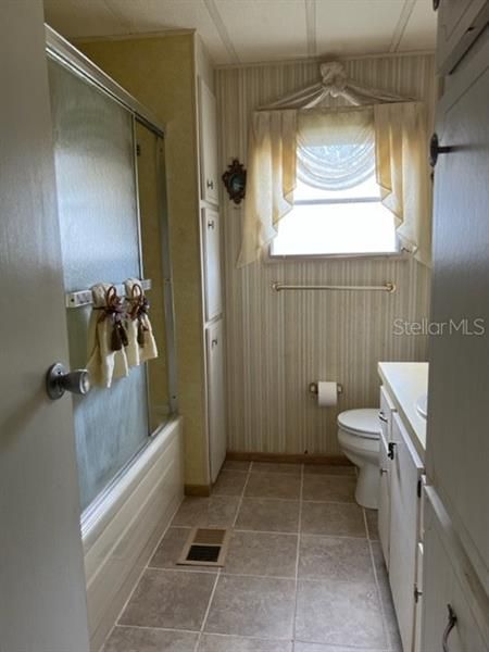 Guest Bathroom, Tub and Shower Combo, lots of storage