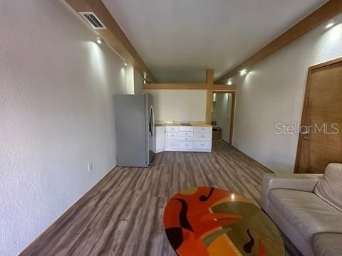 For Rent: $1,650 (1 beds, 1 baths, 1250 Square Feet)