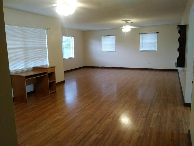 Recently Rented: $1,600 (3 beds, 2 baths, 1700 Square Feet)
