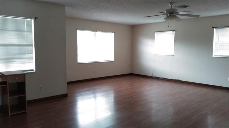 Recently Rented: $1,600 (3 beds, 2 baths, 1700 Square Feet)