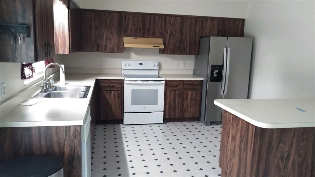 Recently Rented: $1,600 (3 beds, 2 baths, 1700 Square Feet)