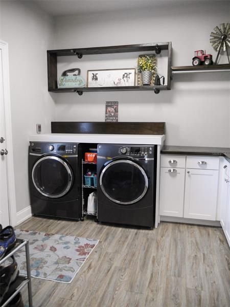 Laundry room with built-ins