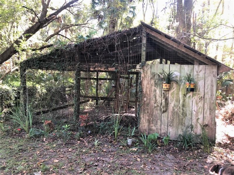 WANT TO RAISE CHICKENS - THIS COOP IS READY FOR YOU!
