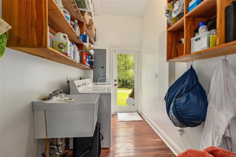 LARGE LAUNDRY ROOM IN MAIN RESIDENCE