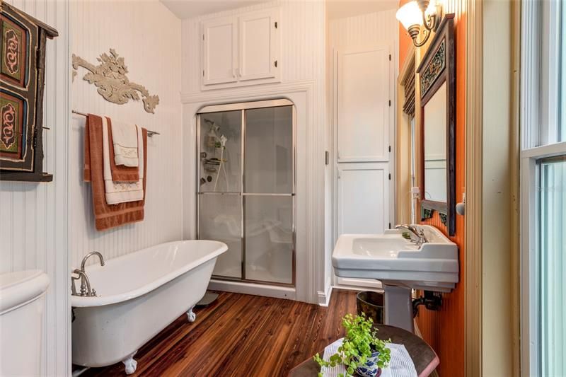 CHARMING OWNER'S BATH IN MAIN RESIDENCE