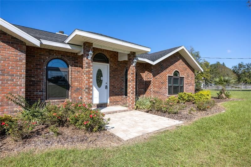 Recently Sold: $330,000 (3 beds, 2 baths, 1634 Square Feet)