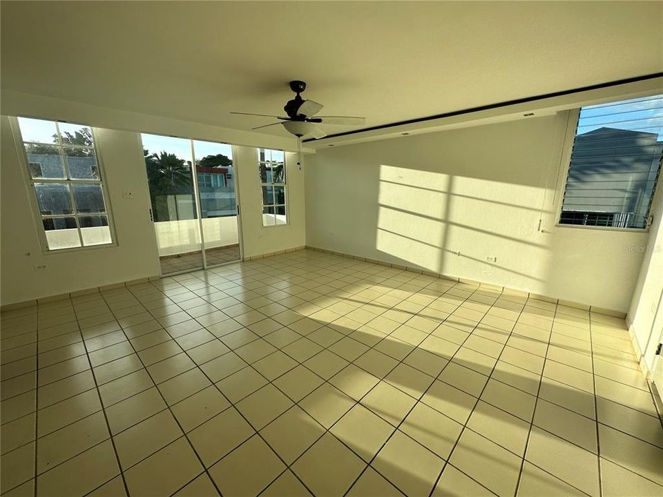 Vendido Recientemente: $725,000 (4 camas, 3 baños, 2600 Pies cuadrados)