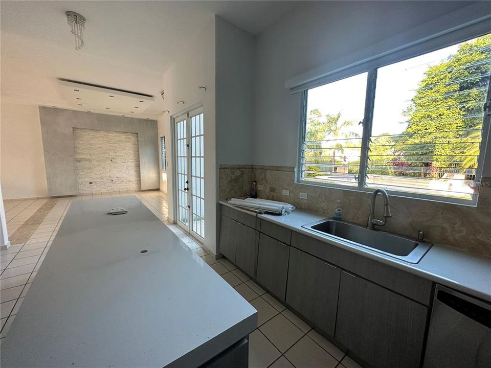 Vendido Recientemente: $725,000 (4 camas, 3 baños, 2600 Pies cuadrados)