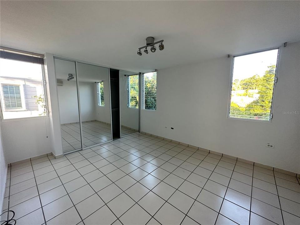 Vendido Recientemente: $725,000 (4 camas, 3 baños, 2600 Pies cuadrados)