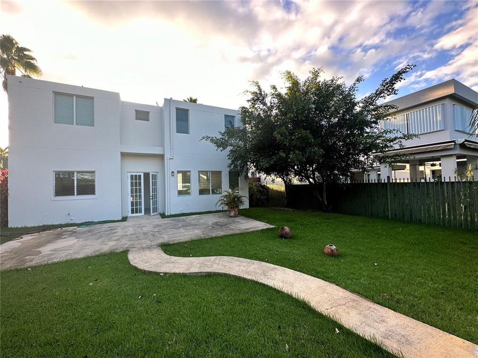 Vendido Recientemente: $725,000 (4 camas, 3 baños, 2600 Pies cuadrados)