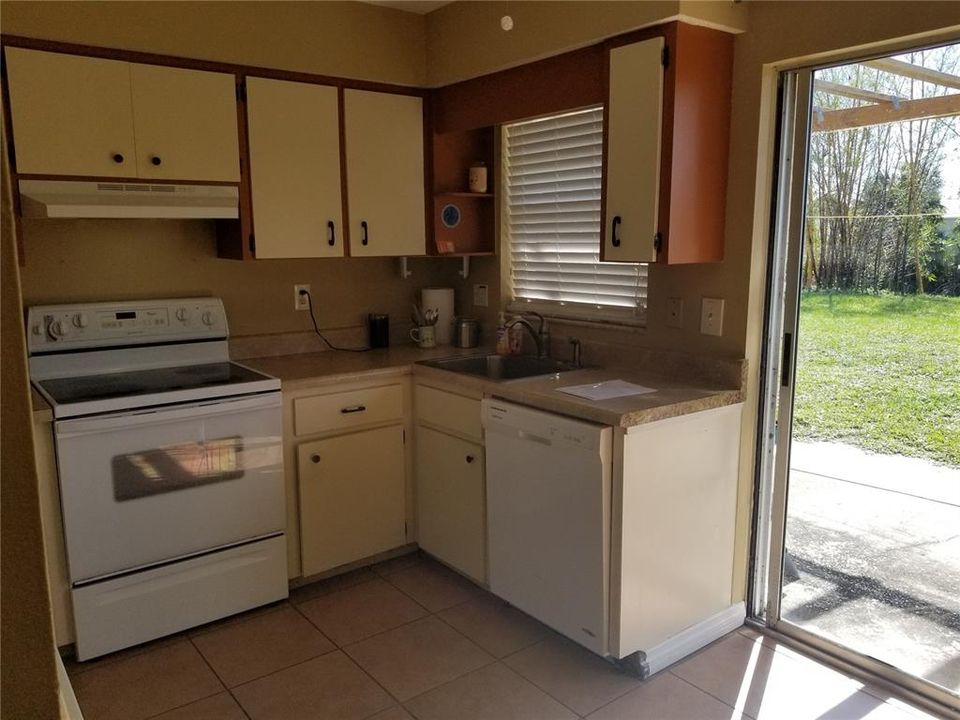 Recently Rented: $1,100 (2 beds, 1 baths, 810 Square Feet)