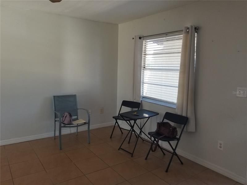 Recently Rented: $1,100 (2 beds, 1 baths, 810 Square Feet)