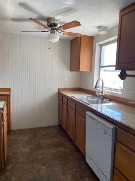 Recently Rented: $1,250 (2 beds, 1 baths, 862 Square Feet)