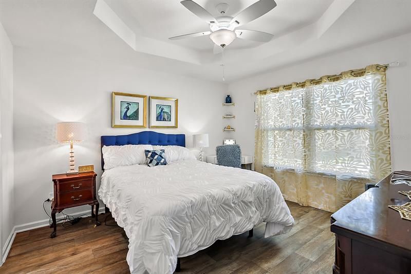 Master bedroom w/Tray ceiling