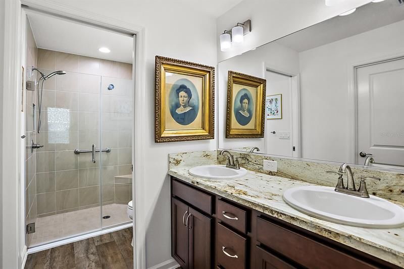 En suite w/Double sinks & Tiled walk in shower
