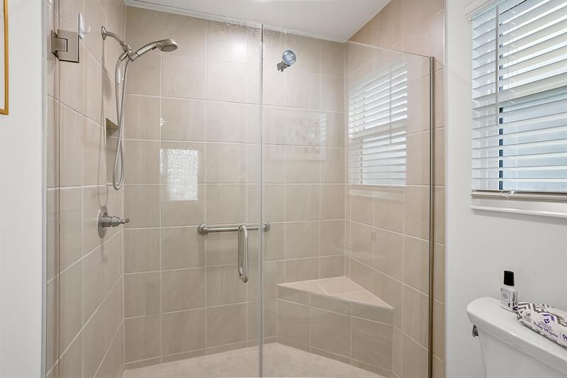 En suite w/Tiled walk in shower