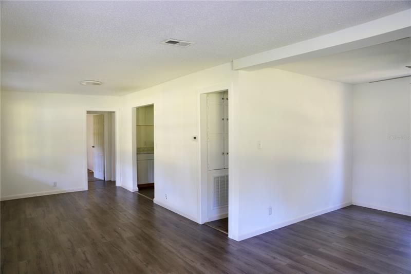 Recently Sold: $210,000 (2 beds, 1 baths, 877 Square Feet)