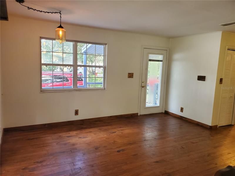 Recently Sold: $187,000 (2 beds, 1 baths, 864 Square Feet)
