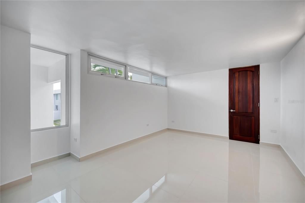 Vendido Recientemente: $799,000 (4 camas, 3 baños, 3406 Pies cuadrados)