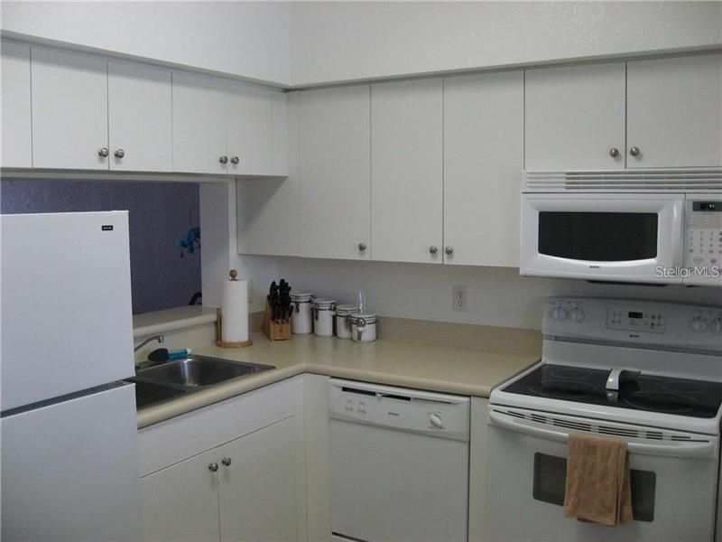 Recently Rented: $1,750 (2 beds, 2 baths, 932 Square Feet)