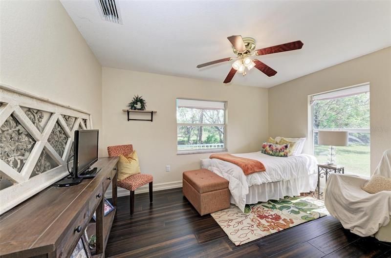 Recently Sold: $550,000 (3 beds, 2 baths, 1449 Square Feet)