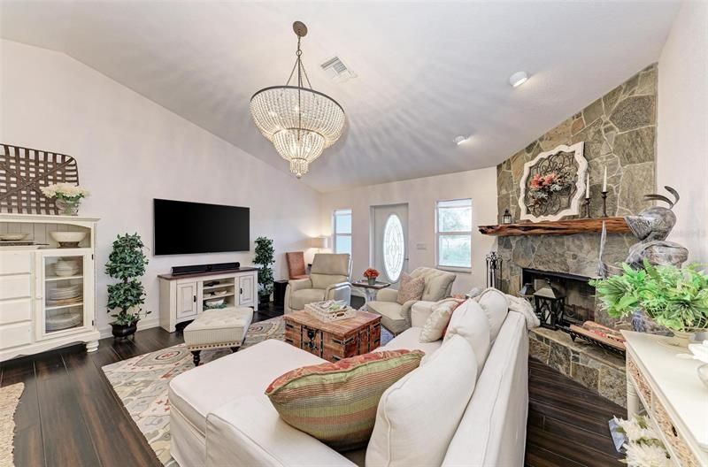 Recently Sold: $550,000 (3 beds, 2 baths, 1449 Square Feet)