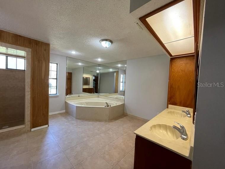 Недавно продано: $349,000 (4 спален, 2 ванн, 3180 Квадратных фут)