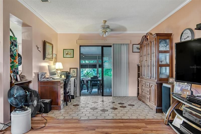 Recently Sold: $325,000 (3 beds, 1 baths, 1492 Square Feet)