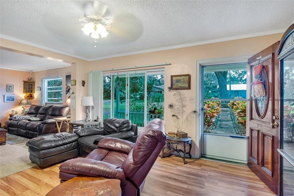 Recently Sold: $325,000 (3 beds, 1 baths, 1492 Square Feet)