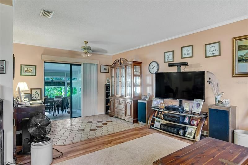 Recently Sold: $325,000 (3 beds, 1 baths, 1492 Square Feet)