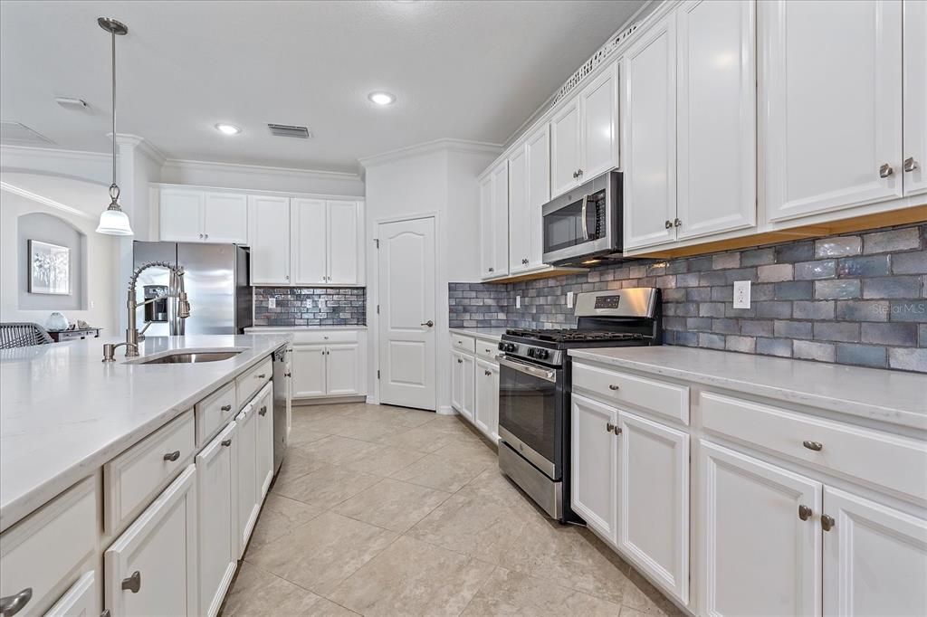 Recently Sold: $850,000 (3 beds, 3 baths, 2455 Square Feet)