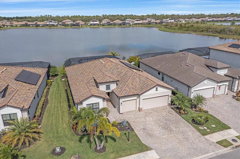 Recently Sold: $850,000 (3 beds, 3 baths, 2455 Square Feet)