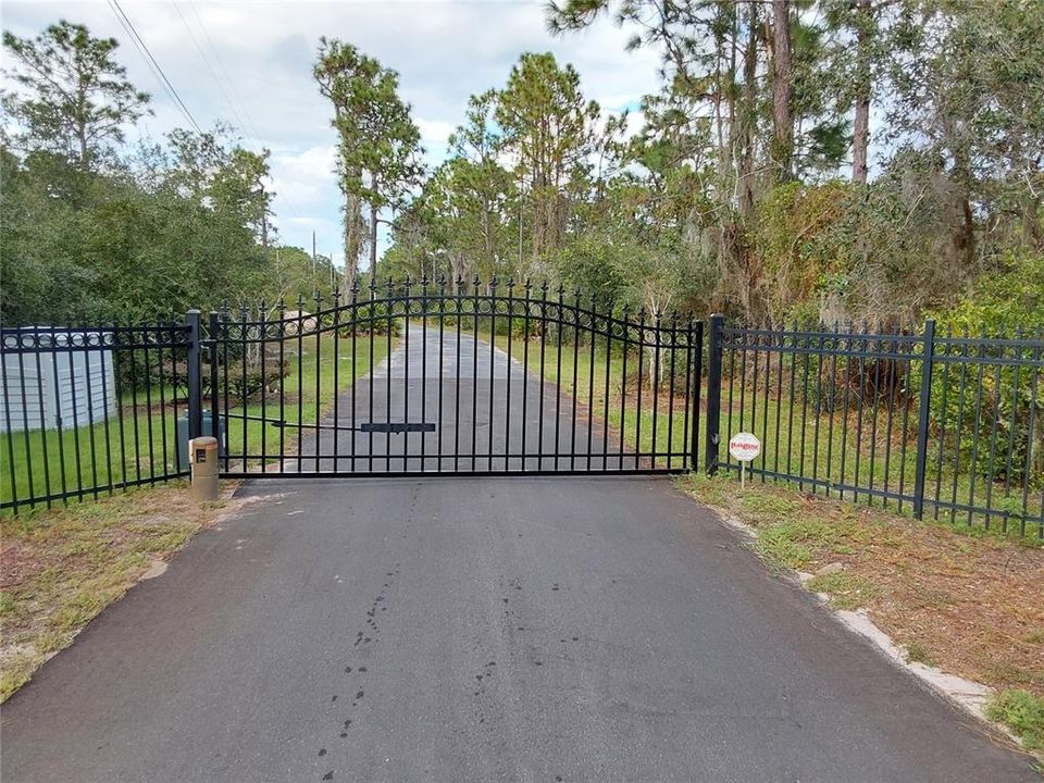 На продажу: $80,000 (2.16 acres)