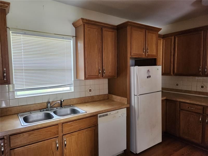 Recently Rented: $1,900 (3 beds, 2 baths, 1321 Square Feet)