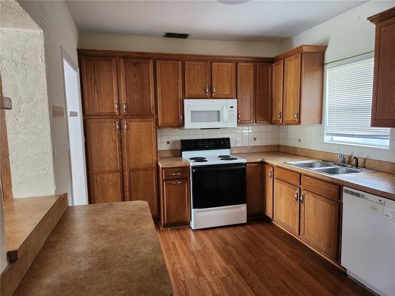 Recently Rented: $1,900 (3 beds, 2 baths, 1321 Square Feet)