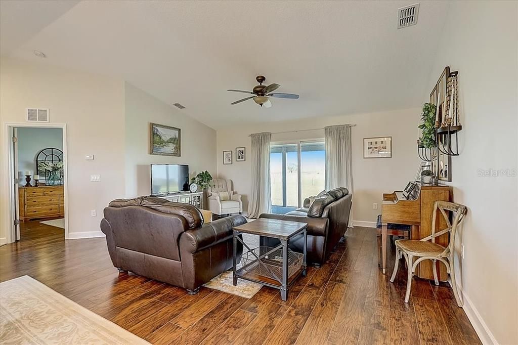 Recently Sold: $635,000 (3 beds, 2 baths, 1457 Square Feet)