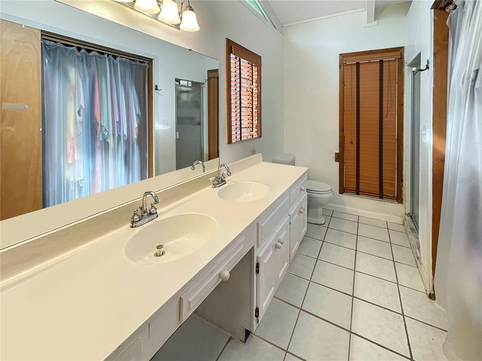 For Sale: $700,000 (2 beds, 2 baths, 1374 Square Feet)