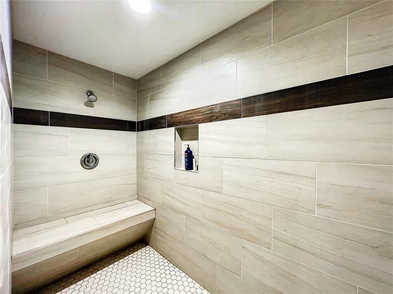 最近售出: $800,000 (1 贝兹, 2 浴室, 2560 平方英尺)