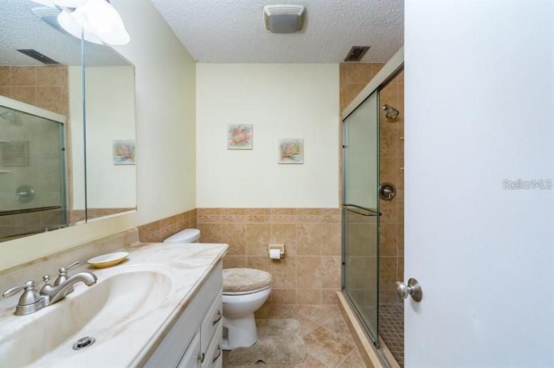 合同活跃: $174,500 (2 贝兹, 2 浴室, 1075 平方英尺)