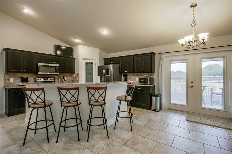 Recently Sold: $650,000 (3 beds, 2 baths, 1572 Square Feet)