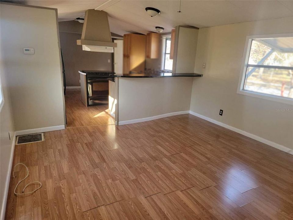 Recently Rented: $1,400 (3 beds, 2 baths, 924 Square Feet)