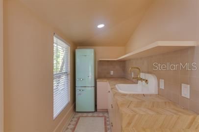 Recently Rented: $2,400 (1 beds, 1 baths, 596 Square Feet)