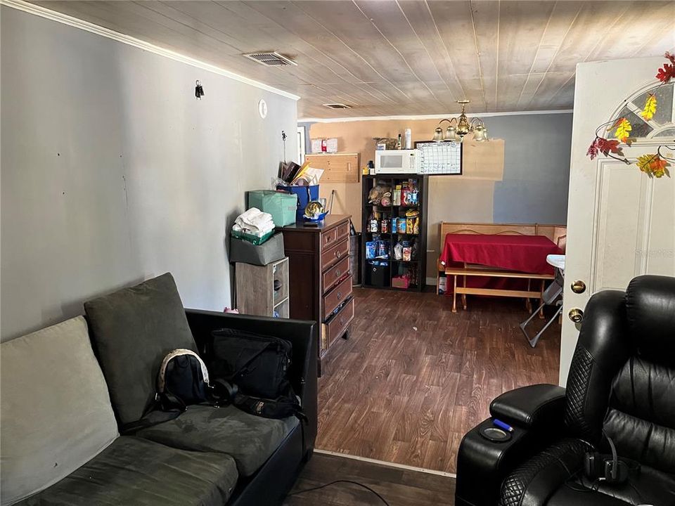 For Sale: $140,000 (3 beds, 1 baths, 800 Square Feet)