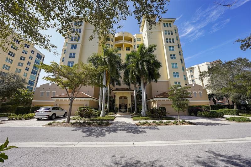 Recently Sold: $1,050,000 (3 beds, 3 baths, 2055 Square Feet)